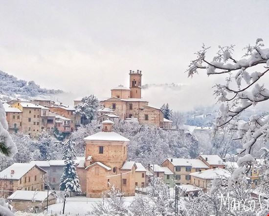 Pergola la magia della neve Pergola uno dei Borghi più belli d'Italia ancora più suggestivo 'colorato' di bianco  